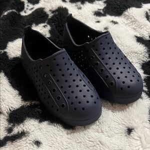 NWOT TOTES EVERYWEAR Toddler’s Navy Blue Perforated Slip-On Sneakers SZ 7-8